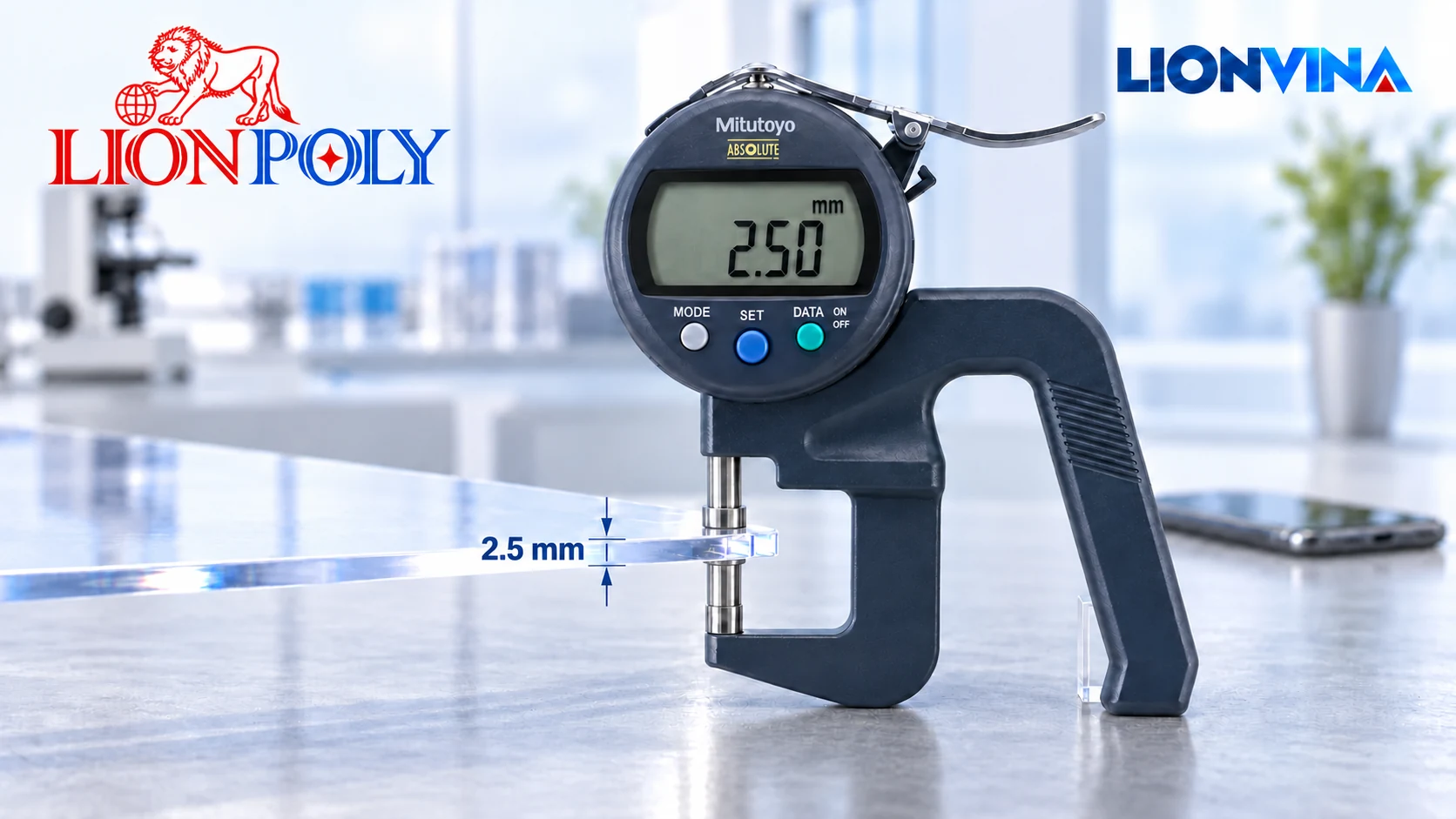 Minh họa tấm đặc LION POLY 2,5 mm và máy đo độ dày