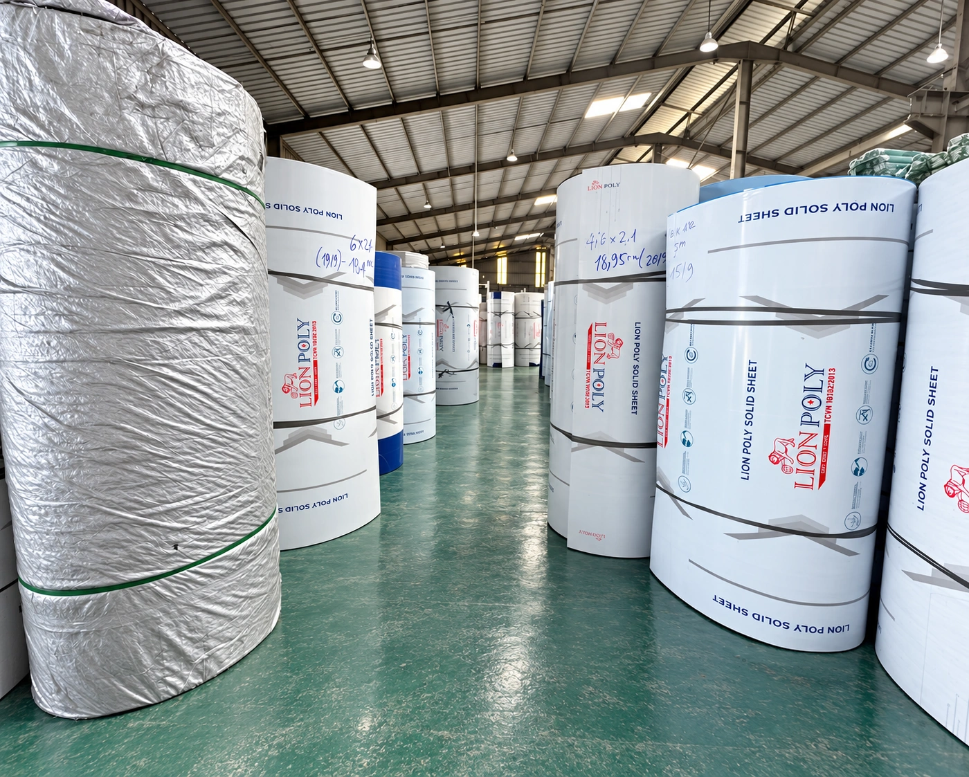 Các cuộn tấm LION POLY trong kho thành phẩm