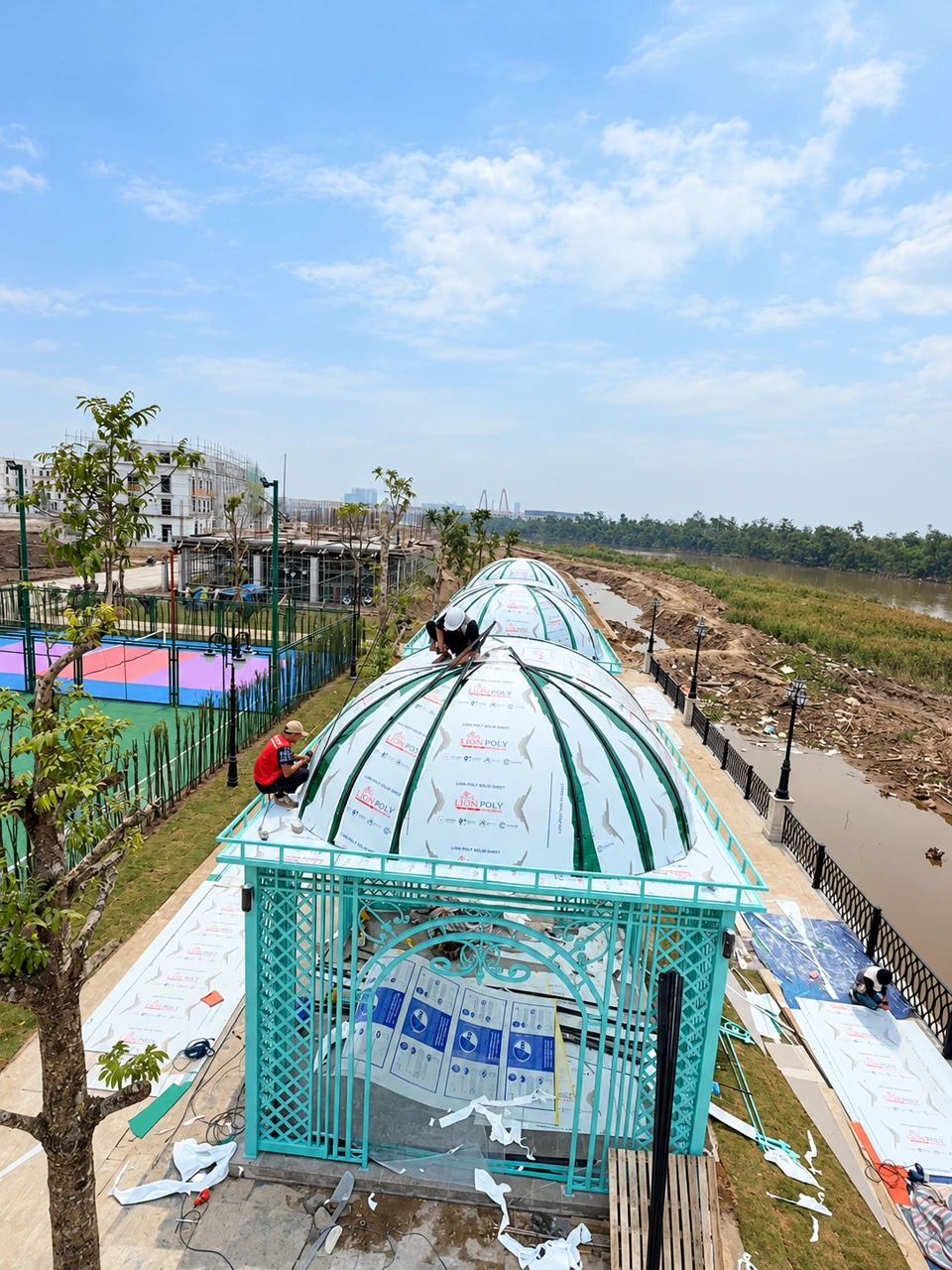Thi công lắp tấm LION POLY trên khung mái vòm