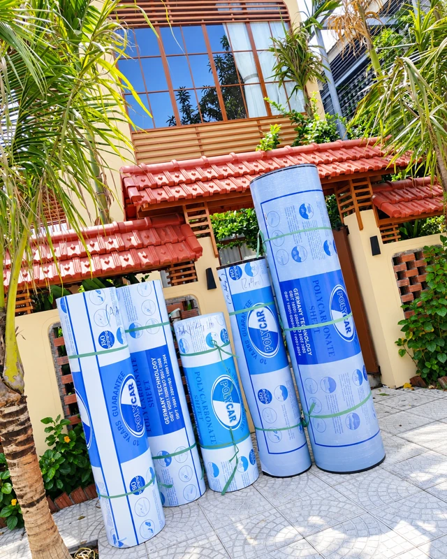 Các cuộn POLYCAR được tập kết trước cổng nhà