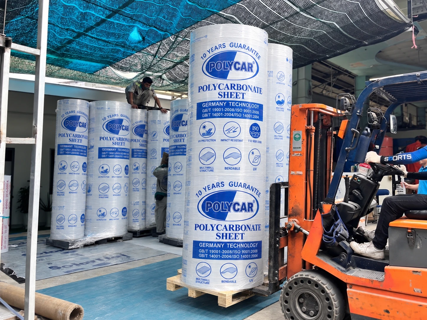 Xe nâng vận chuyển cuộn tấm POLYCAR tại kho