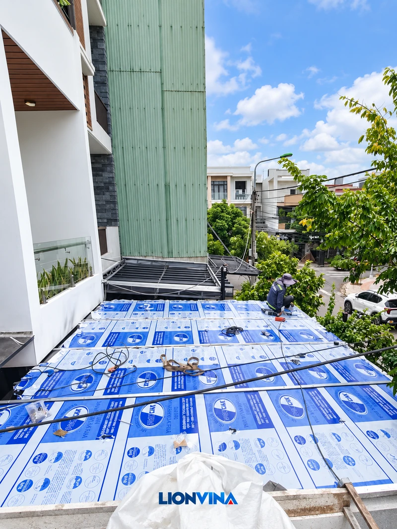 Tấm POLYCAR đang được lắp trên mái che nhà ở