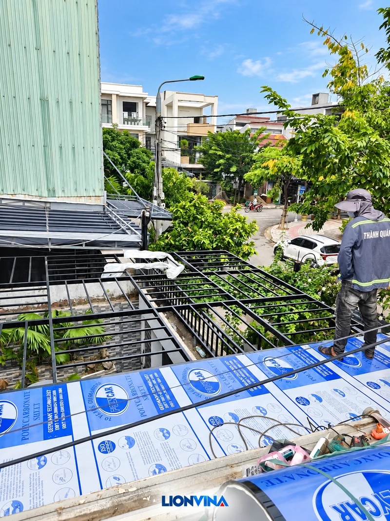 Thi công lắp tấm POLYCAR trên khung mái che