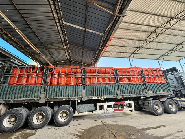 Vận chuyển cuộn POLYCAR bằng xe tải
