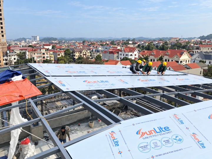 Lắp tấm SUNLITE trên khung mái