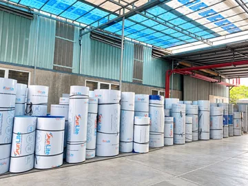 Các cuộn SUNLITE dưới mái lấy sáng