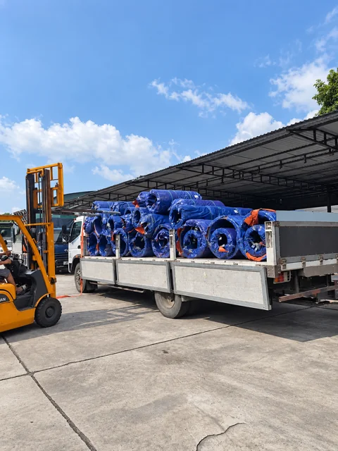 Xếp hàng lên xe tải