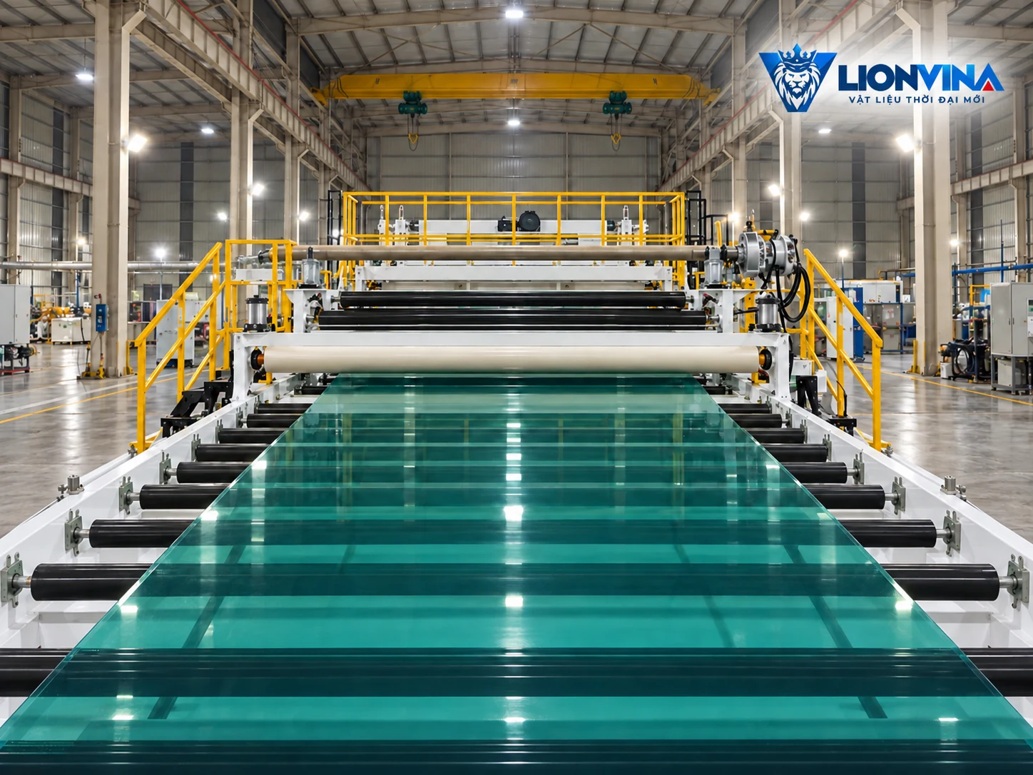 Góc chính diện dây chuyền sản xuất Polycarbonate với tấm xanh ngọc trên hệ thống con lăn