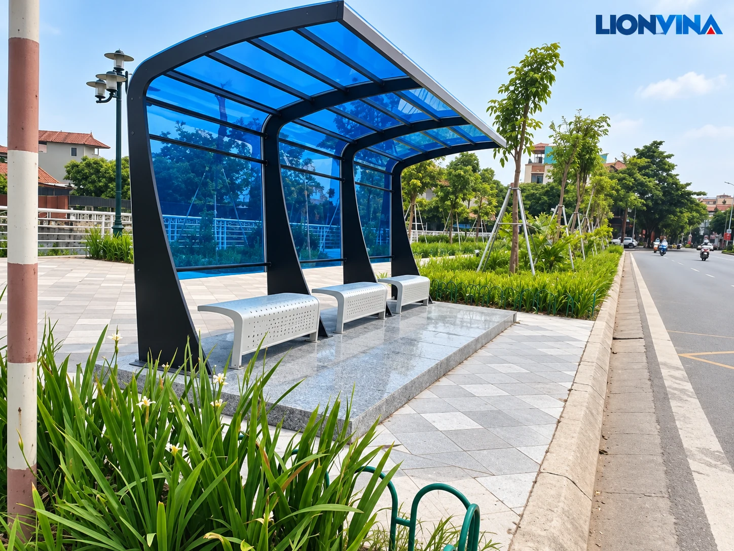 Mái che điểm chờ bằng tấm lấy sáng màu xanh, ảnh có logo LIONVINA