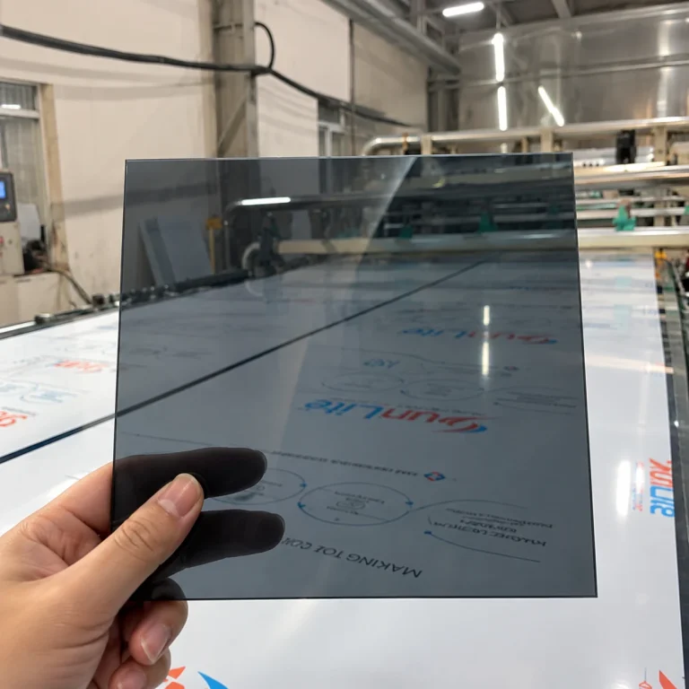 Mẫu tấm Poly SUNLITE màu Xám khói kiểm tra khả năng lấy sáng thực tế