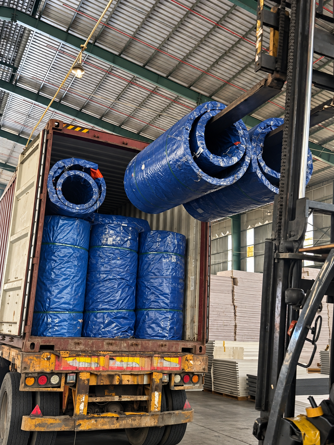 Xe nâng đóng hàng container tại khu vực kho hàng